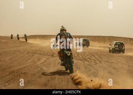 Extremer Tourismus. Off-Road-Motorräder und 4 Radfahrzeuge in Marokko fotografiert Stockfoto