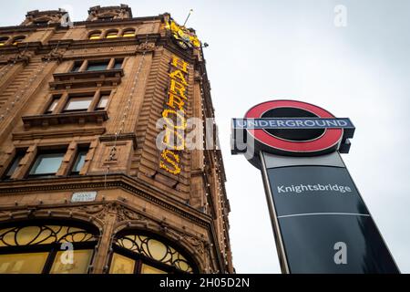 London - Oktober 2021: Kaufhaus Harrods in Knightsbridge, London. Mit dem berühmten harrods-Schild und Knightsbridge Underground-Schild Stockfoto