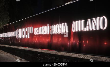 10. Oktober 2021, Berlin: Am Halleschen Ufer am Abend leuchten die Worte "Gucci100, Berlino, Roma, Milano" auf einer Wand vor einem Gebäude. Die edle italienische Marke hat dort für die nächsten Wochen einen Pop-up-Store eröffnet, um das 100-jährige Bestehen der Marke zu feiern. Foto: Stefan Jaitner/dpa Stockfoto