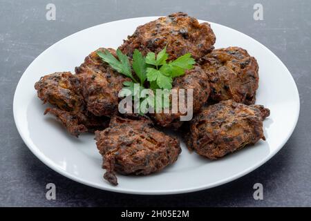 Indische Gerichte zum Mitnehmen mit würzigen Zwiebelbhajis Stockfoto