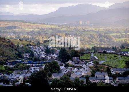 Mit dem Kernkraftwerk Trawsfynydd in der Ferne gesehen, Häuser im südlichen Teil von Blaenau Ffestiniog, am 3. Oktober 2021, in Blaenau Ffestiniog, Gwynedd, Wales. (Die vollständige Bildunterschrift über die Schieferindustrie finden Sie hier in der Beschreibung). Stockfoto