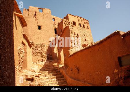 Die Stadt Asni ist eine kleine Stadt am Fuße des Hohen Atlas in der Nähe von Marrakesch, Marokko. Stockfoto