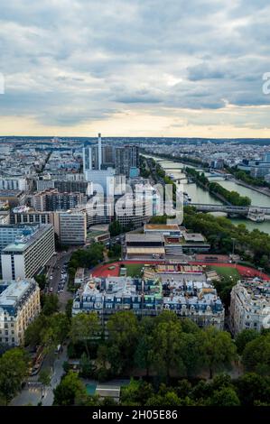 Luftaufnahme der Stadt Paris mit der schönen seine von der Tour Eifel aus gesehen Stockfoto