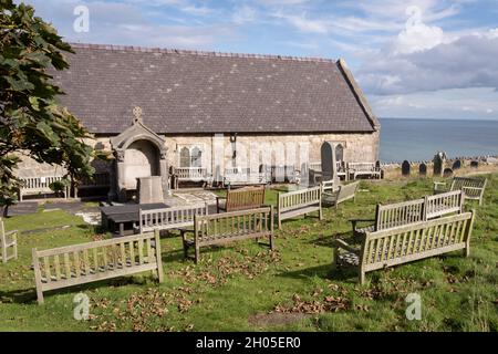 Mit Blick auf das Meer befindet sich der Kirchhof der Saint Tudno's Church auf dem Berg Great Orme, dessen Bänke einem Altar im Freien gegenüber stehen, um während der Sperrung der Pandemie von Covid am 4. Oktober 2021 in Llandudno, Gwynedd, Wales, Gottesdienste zu halten. Stockfoto