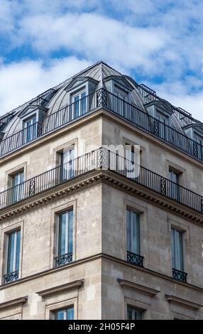 Paris, Frankreich, september 2021. Eckdetail eines Gebäudes in der Rue de Rivoli. Charakteristische architektonische Merkmale Stockfoto