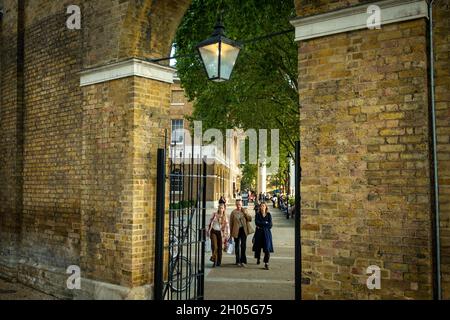 London Oktober 2021: Shopper Walking on Duke of York Square by Kings Road, Chelsea - ein nobeles Einkaufsviertel neben der Saatchi Gallery Stockfoto
