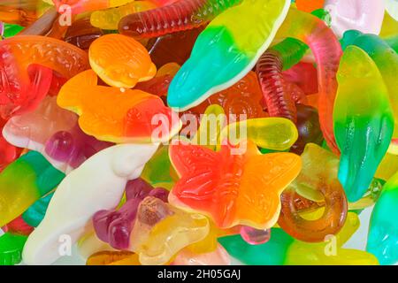 Verschiedene leckere leckere leckere leckere Süßigkeiten. Draufsicht. Obst Gummy Süßigkeiten Hintergrund Stockfoto