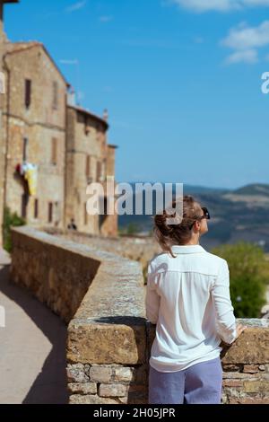 Reisen Sie in Italien. Von hinten gesehen eine moderne Frau mittleren Alters in Pienza in der Toskana, Italien. Stockfoto
