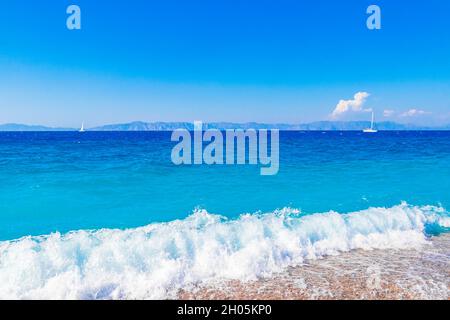 Elli Strandküstenlandschaft mit türkisblauem Wasser und Blick auf die Türkei auf Rhodos Griechenland. Stockfoto