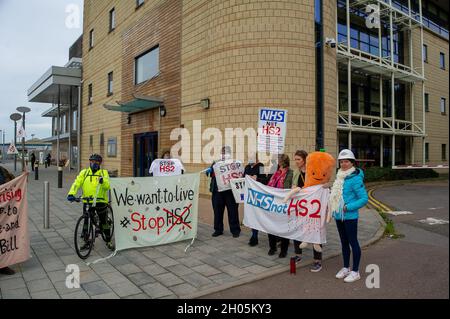 Aylesbury, Großbritannien. Oktober 2021. HS2 Ltd hat Land im Besitz des Buckinghamshire Council beschlagnahmt, das derzeit vom aktiven Widerstand gegen den HS2 Wendover besetzt ist, wo HS2 nun die Demonstranten vertreibt. Das Land war nicht Teil des Hybrid Bill. Die Demonstranten sagen, dass der von HS2 gegen HS2 erteilte Gerichtsbeschluss angeblich unter Verwendung von gefälschten Beweisen eines voilenten Konflikts zwischen den Demonstranten und HS2 erteilt wurde, der nach Meinung der Demonstranten nicht stattgefunden hat. Einheimische und Demonstranten gingen heute zu den Büros des Stadtrats von Buckinghamshire in Aylesbury, um ihnen ihre Fragen zu stellen. Direktor für Autobahnen und Verkehr Stockfoto