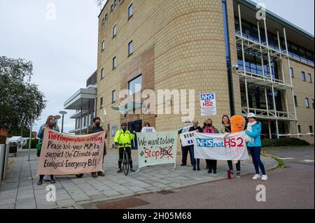 Aylesbury, Großbritannien. Oktober 2021. HS2 Ltd hat Land im Besitz des Buckinghamshire Council beschlagnahmt, das derzeit vom aktiven Widerstand gegen den HS2 Wendover besetzt ist, wo HS2 nun die Demonstranten vertreibt. Das Land war nicht Teil des Hybrid Bill. Die Demonstranten sagen, dass der von HS2 gegen HS2 erteilte Gerichtsbeschluss angeblich unter Verwendung von gefälschten Beweisen eines voilenten Konflikts zwischen den Demonstranten und HS2 erteilt wurde, der nach Meinung der Demonstranten nicht stattgefunden hat. Einheimische und Demonstranten gingen heute zu den Büros des Stadtrats von Buckinghamshire in Aylesbury, um ihnen ihre Fragen zu stellen. Direktor für Autobahnen und Verkehr Stockfoto