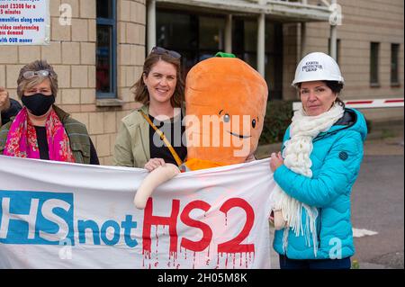 Aylesbury, Großbritannien. Oktober 2021. HS2 Ltd hat Land im Besitz des Buckinghamshire Council beschlagnahmt, das derzeit vom aktiven Widerstand gegen den HS2 Wendover besetzt ist, wo HS2 nun die Demonstranten vertreibt. Das Land war nicht Teil des Hybrid Bill. Die Demonstranten sagen, dass der von HS2 gegen HS2 erteilte Gerichtsbeschluss angeblich unter Verwendung von gefälschten Beweisen eines voilenten Konflikts zwischen den Demonstranten und HS2 erteilt wurde, der nach Meinung der Demonstranten nicht stattgefunden hat. Einheimische und Demonstranten gingen heute zu den Büros des Stadtrats von Buckinghamshire in Aylesbury, um ihnen ihre Fragen zu stellen. Direktor für Autobahnen und Verkehr Stockfoto