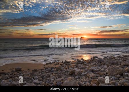 Sonnenuntergang am Strand an der Küste Frankreichs über dem Atlantik, Meereslandschaft. Plage de Pen Hut in Frankreich. Stockfoto