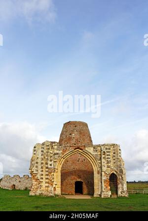 Blick auf das zerstörte Torhaus und die Entwässerungsmühle der Abtei St. Benet auf den Norfolk Broads in der Nähe von Horning, Norfolk, England, Großbritannien. Stockfoto