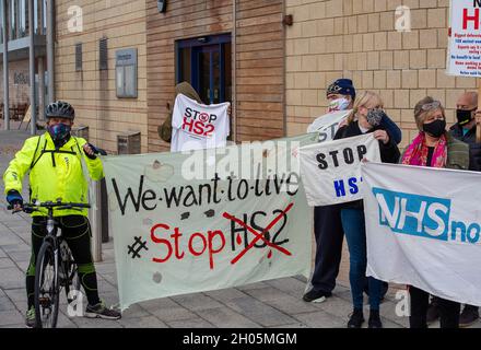 Aylesbury, Großbritannien. Oktober 2021. HS2 Ltd hat Land im Besitz des Buckinghamshire Council beschlagnahmt, das derzeit vom aktiven Widerstand gegen den HS2 Wendover besetzt ist, wo HS2 nun die Demonstranten vertreibt. Das Land war nicht Teil des Hybrid Bill. Die Demonstranten sagen, dass der von HS2 gegen HS2 erteilte Gerichtsbeschluss angeblich unter Verwendung von gefälschten Beweisen eines voilenten Konflikts zwischen den Demonstranten und HS2 erteilt wurde, der nach Meinung der Demonstranten nicht stattgefunden hat. Einheimische und Demonstranten gingen heute zu den Büros des Stadtrats von Buckinghamshire in Aylesbury, um ihnen ihre Fragen zu stellen. Direktor für Autobahnen und Verkehr Stockfoto