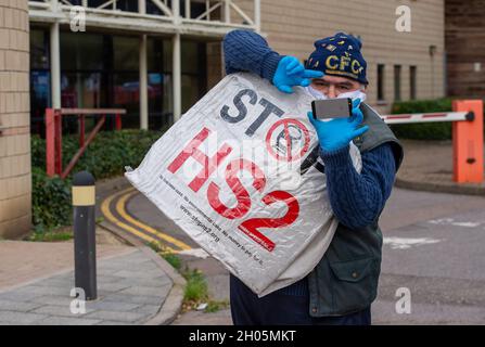 Aylesbury, Großbritannien. Oktober 2021. HS2 Ltd hat Land im Besitz des Buckinghamshire Council beschlagnahmt, das derzeit vom aktiven Widerstand gegen den HS2 Wendover besetzt ist, wo HS2 nun die Demonstranten vertreibt. Das Land war nicht Teil des Hybrid Bill. Die Demonstranten sagen, dass der von HS2 gegen HS2 erteilte Gerichtsbeschluss angeblich unter Verwendung von gefälschten Beweisen eines voilenten Konflikts zwischen den Demonstranten und HS2 erteilt wurde, der nach Meinung der Demonstranten nicht stattgefunden hat. Einheimische und Demonstranten gingen heute zu den Büros des Stadtrats von Buckinghamshire in Aylesbury, um ihnen ihre Fragen zu stellen. Direktor für Autobahnen und Verkehr Stockfoto