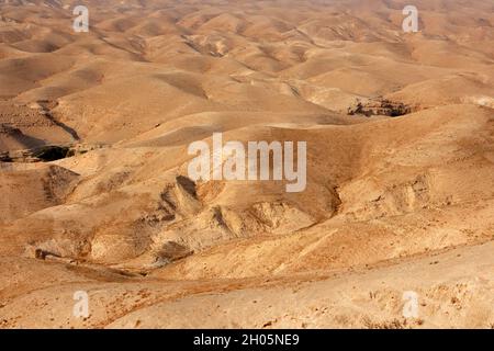 Landschaftlich reizvolle bergige Judäische Wüste Landschaft in der Nähe von Jericho, Israel Stockfoto