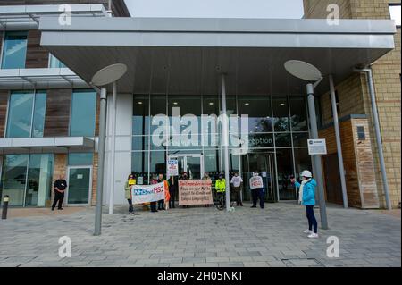 Aylesbury, Großbritannien. Oktober 2021. HS2 Ltd hat Land im Besitz des Buckinghamshire Council beschlagnahmt, das derzeit vom aktiven Widerstand gegen den HS2 Wendover besetzt ist, wo HS2 nun die Demonstranten vertreibt. Das Land war nicht Teil des Hybrid Bill. Die Demonstranten sagen, dass der von HS2 gegen HS2 erteilte Gerichtsbeschluss angeblich unter Verwendung von gefälschten Beweisen eines voilenten Konflikts zwischen den Demonstranten und HS2 erteilt wurde, der nach Meinung der Demonstranten nicht stattgefunden hat. Einheimische und Demonstranten gingen heute zu den Büros des Stadtrats von Buckinghamshire in Aylesbury, um ihnen ihre Fragen zu stellen. Direktor für Autobahnen und Verkehr Stockfoto