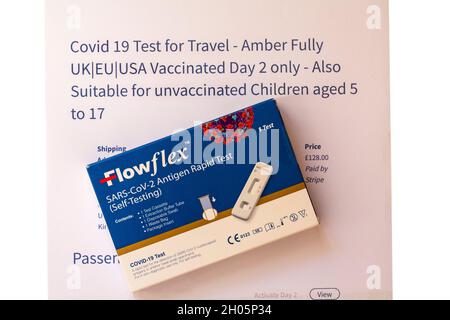 Flowflex SARS-CoV-2 Antigen-Schnelltest mit COVID 19-Test für Reisen Stockfoto