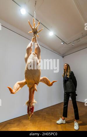 London, Großbritannien. Oktober 2021. Stillleben, 2001 - Ron Mueck, 25 Jahre Skulptur, 1996-2021, Galerie Thaddaeus Ropac, London. Kredit: Guy Bell/Alamy Live Nachrichten Stockfoto