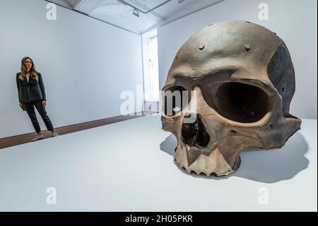London, Großbritannien. Oktober 2021. Dead Weight, 2021 - Ron Mueck, 25 Years of Sculpture, 1996-2021, Galerie Thaddaeus Ropac, London. Kredit: Guy Bell/Alamy Live Nachrichten Stockfoto