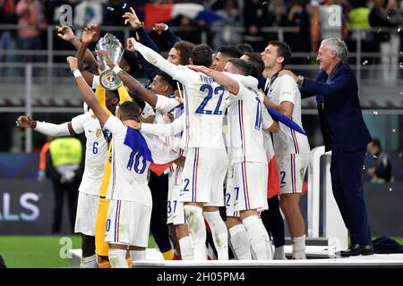 Mailand, Italien. Oktober 2021. Der französische Trainer Didier Deschamps und die französischen Spieler feiern mit der Trophäe beim Finale der UEFA Nations League zwischen Spanien und Frankreich im Stadion San Siro in Mailand (Italien) am 10. Oktober 2021. Foto Andrea Staccioli/Insidefoto Kredit: Insidefoto srl/Alamy Live News Stockfoto