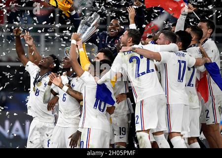 Mailand, Italien. Oktober 2021. Französische Spieler feiern mit der Trophäe beim UEFA Nations League-Finale zwischen Spanien und Frankreich im San Siro-Stadion in Mailand (Italien) am 10. Oktober 2021. Foto Andrea Staccioli/Insidefoto Kredit: Insidefoto srl/Alamy Live News Stockfoto