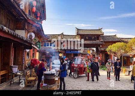 Yunnan, China - 24. März 2016: Händler verkaufen ihre Waren im Dorf Baisha in der Nähe von Lijiang. Stockfoto