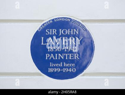 London, Großbritannien. Gedenktafel: 'Sir John Lavery 1856-1941 Maler lebte hier 1899-1940' am 5 Cromwell Place, Kensington und Chelsea, SW7. Stockfoto