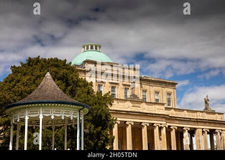 Großbritannien, Gloucestershire, Cheltenham, Pittville Park, Bandstand und Pumpenraum Stockfoto