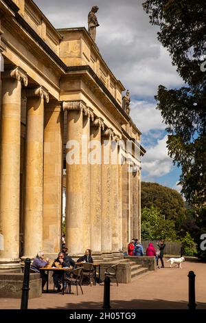 Kunden aus Großbritannien, Gloucestershire, Cheltenham, Pittville Park, Coffee Shop vor dem Pump Room-Gebäude Stockfoto