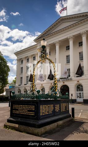 Großbritannien, Gloucestershire, Cheltenham, Krimkriegsdenkmal und Queens Hotel Stockfoto