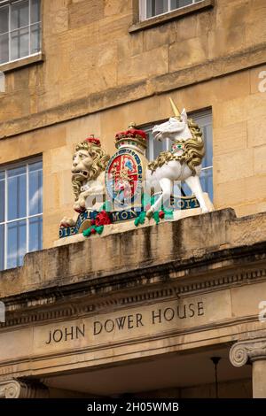 Großbritannien, Gloucestershire, Cheltenham, Crescent Place, königliches Wappen über dem Eingangsportikus des John Dower House aus dem Jahr 1812, ehemaliges Hotel und Polizeistation Stockfoto