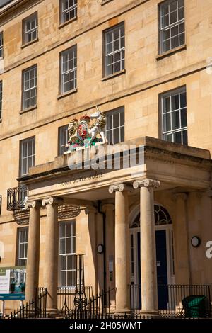 Großbritannien, Gloucestershire, Cheltenham, Crescent Place, 1812 John Dower House, ehemaliges Hotel und Polizeiwache, jetzt gehobene Apartments Stockfoto