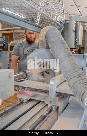 Brookville, Pennsylvania - Kevin Gnacinski macht einen Baseballschläger auf einer Drehbank bei BWP Bats. Das Unternehmen macht Fledermäuse für professionelle und Amateur-Spiel Stockfoto