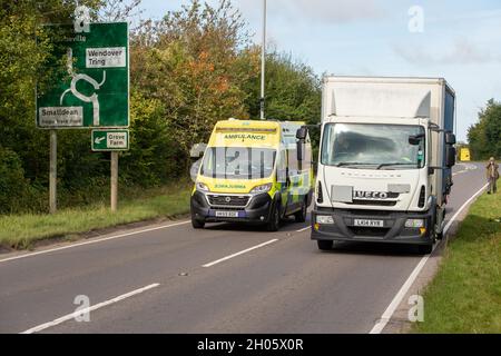 Aylesbury Valle, Großbritannien. Oktober 2021. Ein Notarztwagen muss versuchen, durch vorübergehende HS2-Ampeln verursachten Warteverkehr zu passieren. Die mit der Polizei von Thames Valley zusammenarbeitenden Gerichtsvollzieher des National Eviction Teams nahmen am zweiten Tag der Räumung von Anti-HS2-Demonstranten, die im Kriegslager Wendover Active Resistance am Stadtrand von Wendover lebten, Teil. HS2 hat das Land im Besitz des Bucks Council per Gerichtsbeschluss beschlagnahmt, obwohl das Land nicht Teil des HS2-Gesetzes ist. Die Demonstranten behaupten, dass die Gerichtsbeschluss auf den Beweisen eines gewalttätigen Konflikts zwischen den Demonstranten und HS2 beruhte, der nicht ha Stockfoto