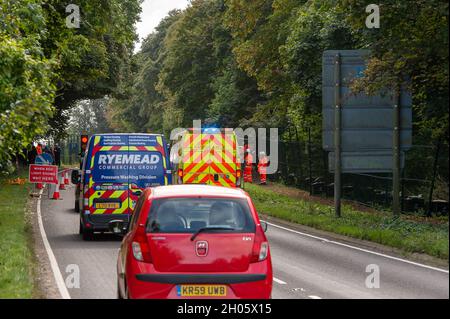 Aylesbury Valle, Großbritannien. Oktober 2021. Ein Notarztwagen muss versuchen, durch vorübergehende HS2-Ampeln verursachten Warteverkehr zu passieren. Die mit der Polizei von Thames Valley zusammenarbeitenden Gerichtsvollzieher des National Eviction Teams nahmen am zweiten Tag der Räumung von Anti-HS2-Demonstranten, die im Kriegslager Wendover Active Resistance am Stadtrand von Wendover lebten, Teil. HS2 hat das Land im Besitz des Bucks Council per Gerichtsbeschluss beschlagnahmt, obwohl das Land nicht Teil des HS2-Gesetzes ist. Die Demonstranten behaupten, dass die Gerichtsbeschluss auf den Beweisen eines gewalttätigen Konflikts zwischen den Demonstranten und HS2 beruhte, der nicht ha Stockfoto