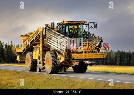 ROPA Euro-Maus 4, selbstfahrender Reinigungslader für Zuckerrüben mit einem 10.20 m breiten Pick-up-System, Straßenbreite 3 m. Jokioinen, Finnland. Oktober 16, 2020. Stockfoto