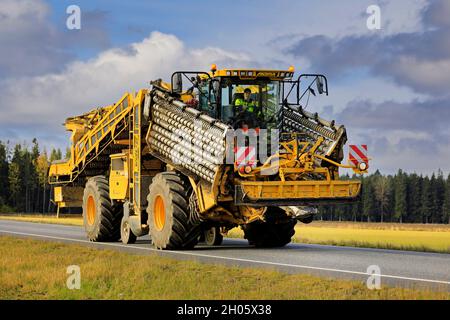 ROPA Euro-Maus 4, selbstfahrender Reinigungslader für Zuckerrüben mit einem 10.20 m breiten Pick-up-System, Straßenbreite 3 m. Jokioinen, Finnland. Oktober 16, 2020. Stockfoto