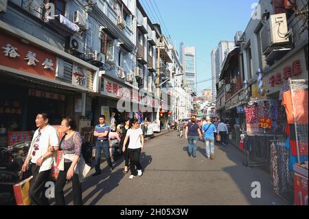 Shanghai, China - 28. April 2013:Touristen in der Altstadt von Shanghai Stockfoto