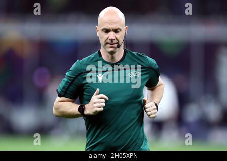 Der officale Schiedsrichter Anthony Taylor beim Aufwärmen vor dem UEFA Nations League-Finale zwischen Spanien und Frankreich. Stockfoto