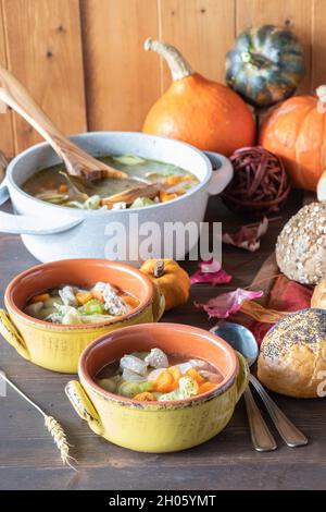 Suppencrocks gefüllt mit hausgemachter putensuppe für Thanksgiving. Stockfoto