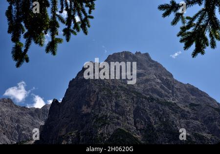 Von der Fondovalle Hütte im Val Fiscalina besonders auf den Felsen eines nahen Gipfels Stockfoto