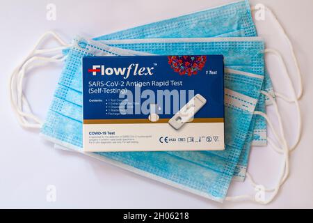 Flowflex SARS-CoV-2 Antigen Schnelltest Selbsttestende Covid-19 Testkit und Einweg-Gesichtsmasken auf weißem Hintergrund Stockfoto