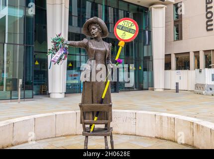 Die Emmeline Pankhurst-Statue wird von Vertretern von Amnesty International geschmückt, um den STOPP DER RIGHTS RAID Week of Action am 10-17. Oktober 2021 zu markieren. Stockfoto