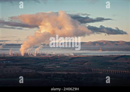 Panorama der petrochemischen Werke von Grangemouth und einer großen Rauchwolke. Raffinerie aus den Bathgate Hills. Das Avon Viadukt. Der Firth of Forth. Grangemouth, Schottland Stockfoto