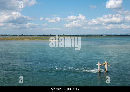 Blick über das Meer zum Hafen von Pagham von Church Norton Spit West Sussex England Stockfoto