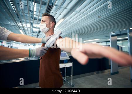 Sicherheitskontrolle am Flughafen. Porträt der Passagiere, die die Kontrolle passieren. Stockfoto