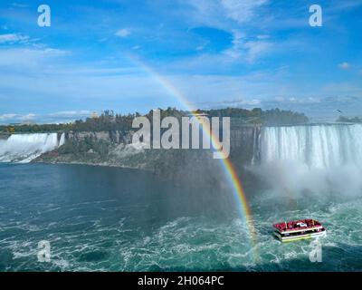 Niagarafälle mit Nebel und Regenbogen Stockfoto
