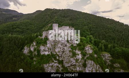 Luftaufnahme der Burg im Dorf Strecno in der Slowakei Stockfoto